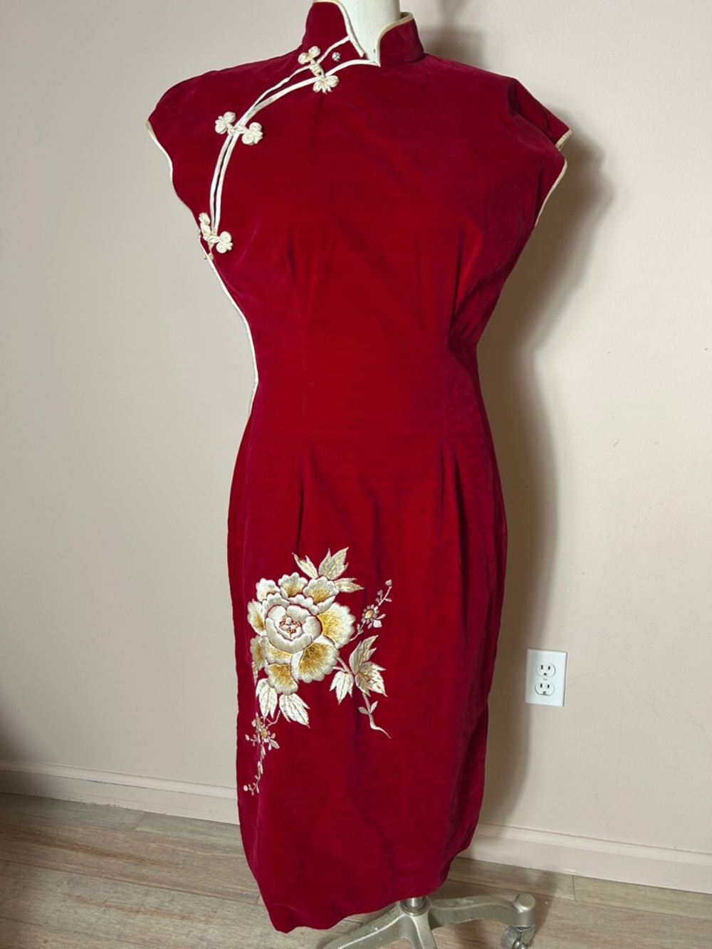 Classic Red Velvet Cheongsam Dress with Embroidered Floral Detail in gold Asian - Picture 3 of 17